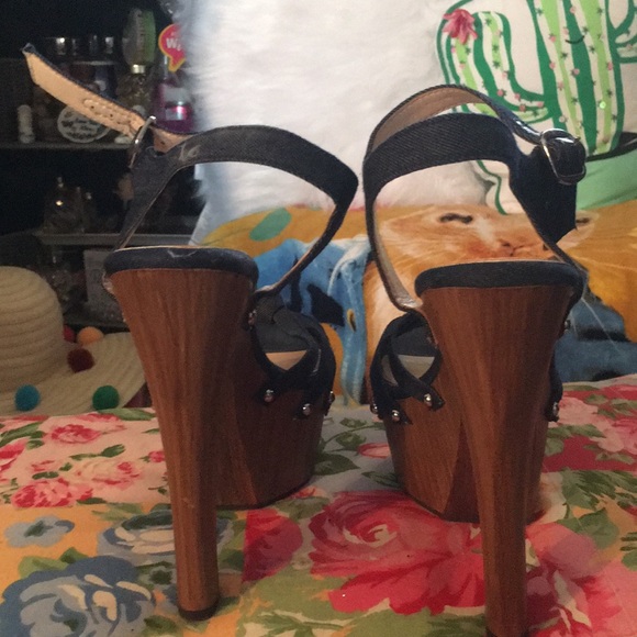 Shoe - Picture 3 of 4